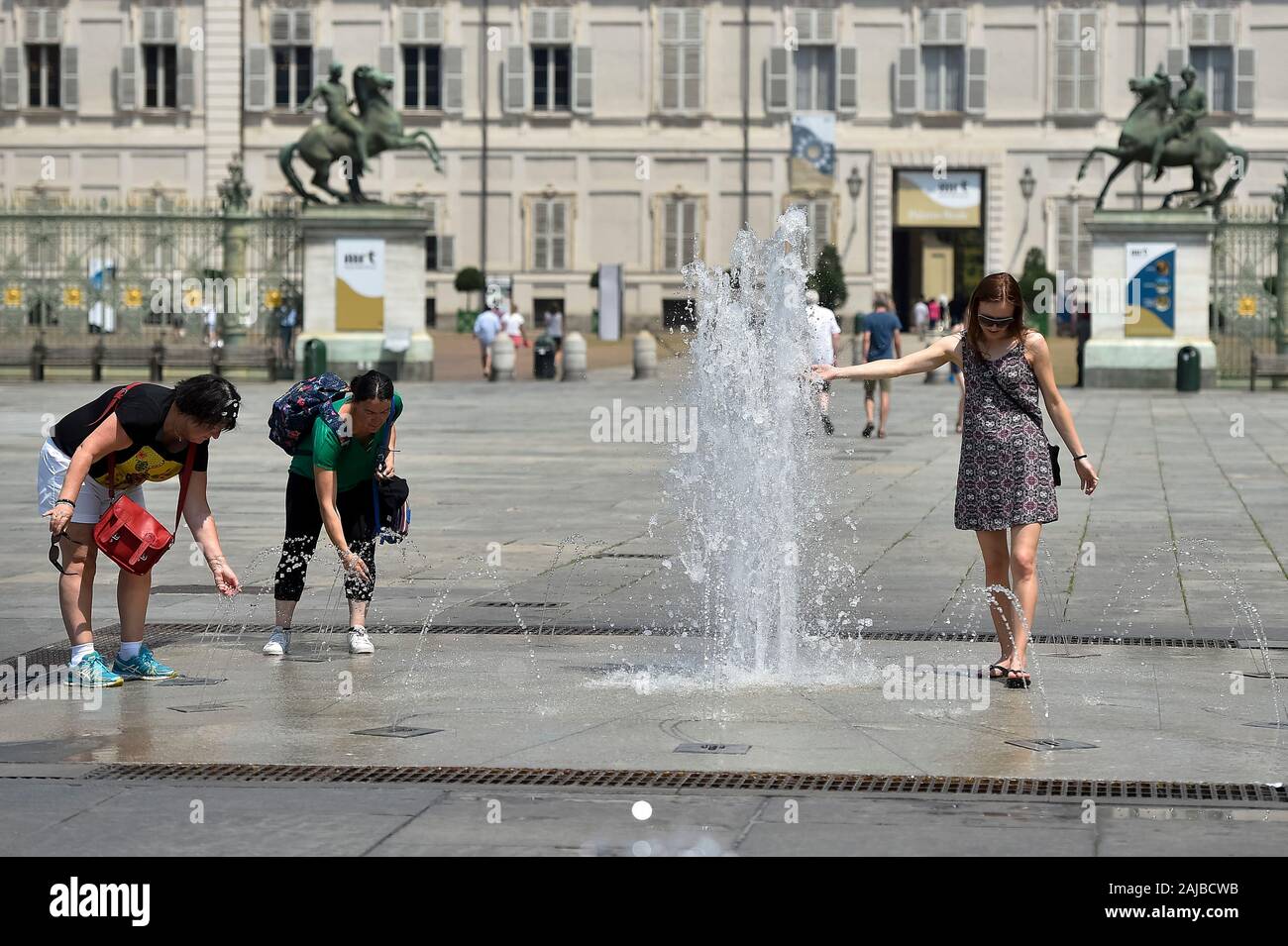 Torino, Italia - 24 July, 2019: persone aggiorna dall' con l'acqua di una fontana pubblica. Un eccessivo riscaldamento spia è stato designato in 13 città italiane. Credito: Nicolò Campo/Alamy Live News Foto Stock