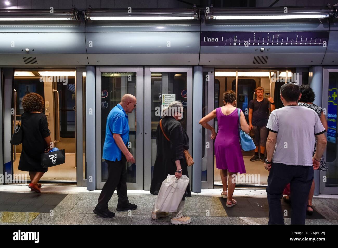 Torino, Italia - 24 July, 2019: persone prendere la metropolitana. Il 24 luglio 2019 organizzazioni sindacali italiane chiamata a uno sciopero che riguarda i mezzi di trasporto pubblici quali treni, taxi, metropolitana, autobus e tram. Il 26 luglio la protesta è prevista presso gli aeroporti, con la compagnia aerea nazionale del personale Alitalia e altri lavoratori aeroporto scioperi di staging. Credito: Nicolò Campo/Alamy Live News Foto Stock