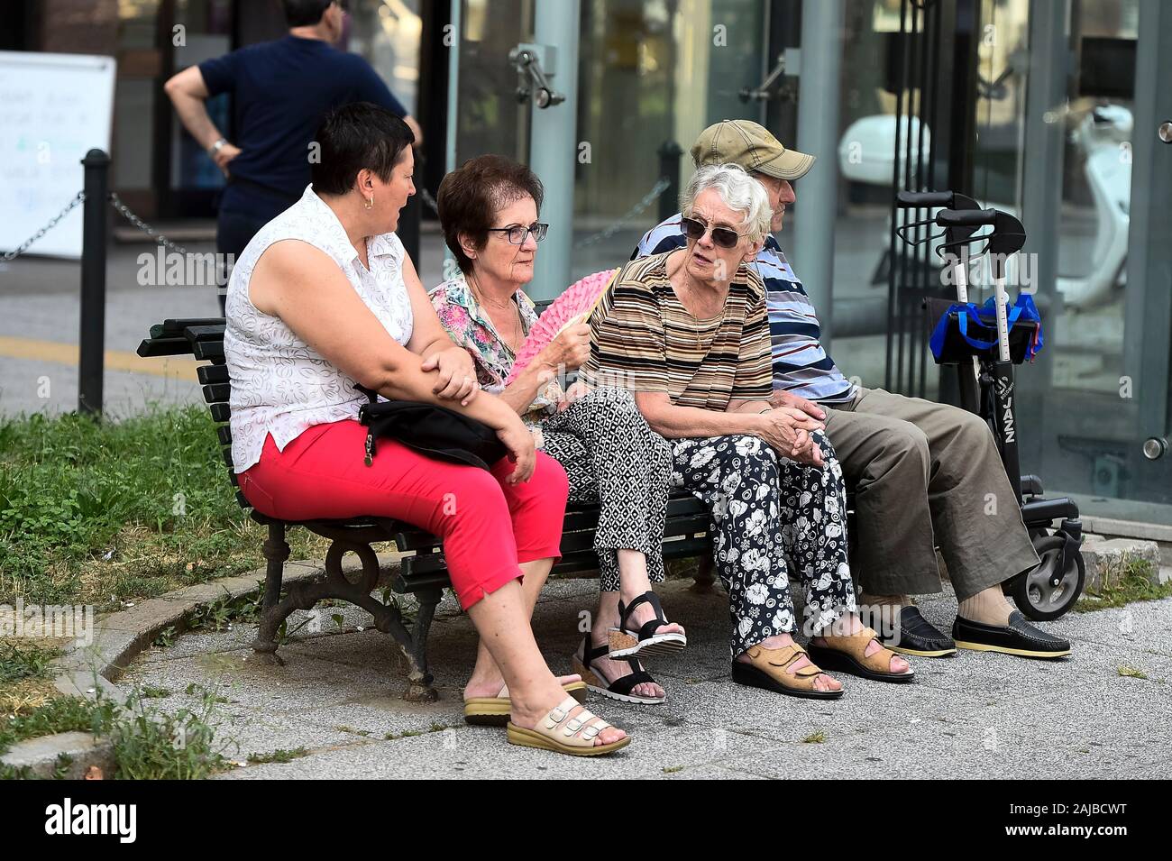 Torino, Italia - 24 July, 2019: un gruppo di persone anziane si rilassa in ombra. Un eccessivo riscaldamento spia è stato designato in 13 città italiane. Credito: Nicolò Campo/Alamy Live News Foto Stock