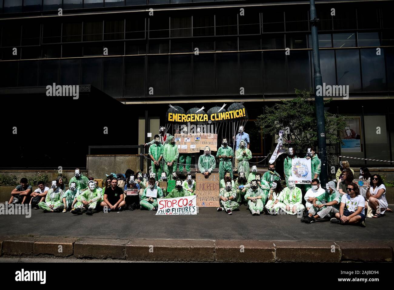 Torino, Italia - 19 July, 2019: Clima attivisti manifestano di fronte a Unicredit Bank indossare maschere ispirato al denaro Heist serie ("La casa de papel") trasmesso da Netflix. Gli attivisti del clima da venerdì per il futuro e di estinzione della ribellione di gruppi di protesta contro gli investimenti da parte di banche in combustibili fossili. Credito: Nicolò Campo/Alamy Live News Foto Stock