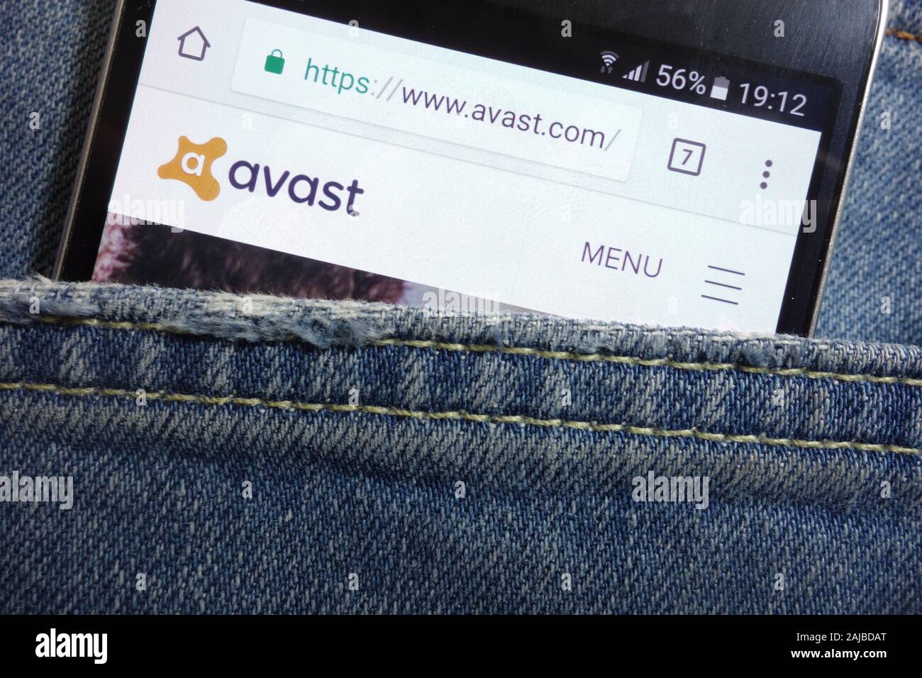 Avast sito web visualizzato sullo smartphone nascosto nella tasca dei jeans Foto Stock