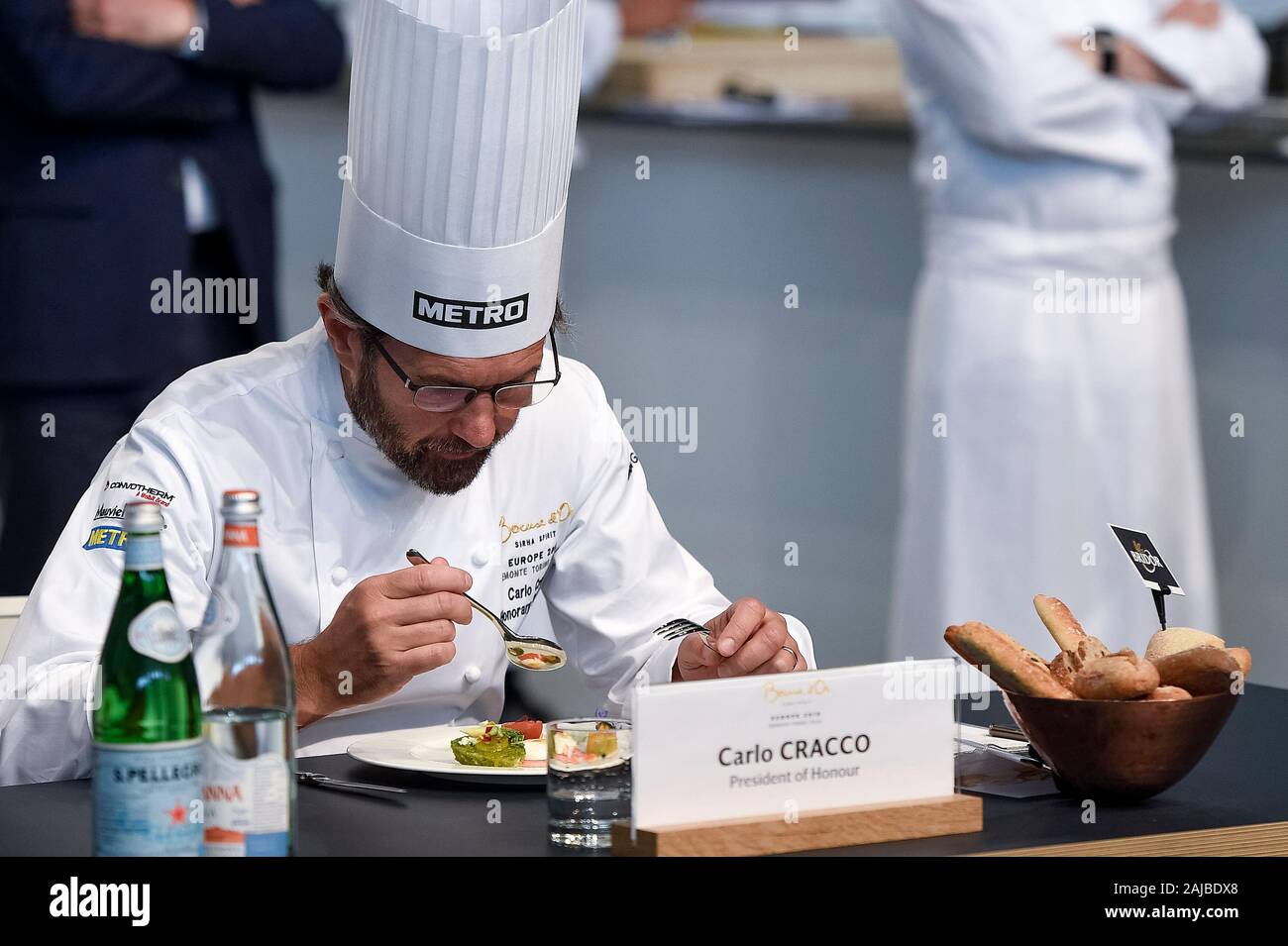 Torino, Italia - 12 Giugno 2018: Presidente d'onore Carlo Cracco gusti un piatto su durante l'Europa 2018 Bocuse d'o internazionale concorso culinario. Migliori dieci squadre potranno accedere alla Finale Mondiale a Lione nel 2019. Credito: Nicolò Campo/Alamy Live News Foto Stock