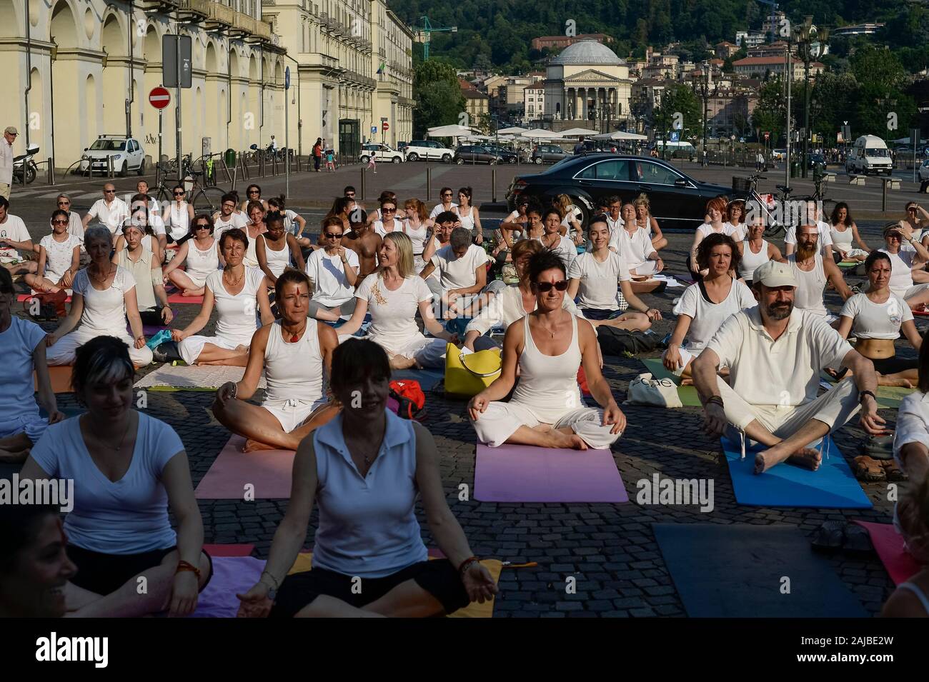 Torino, Italia - 21 Giugno, 2017: gli appassionati di Yoga partecipare in massa di una lezione di yoga in Torino Piazza Vittorio per celebrare il solstizio d'estate e la International Yoga giorno Credito: Nicolò Campo/Alamy Live News Foto Stock