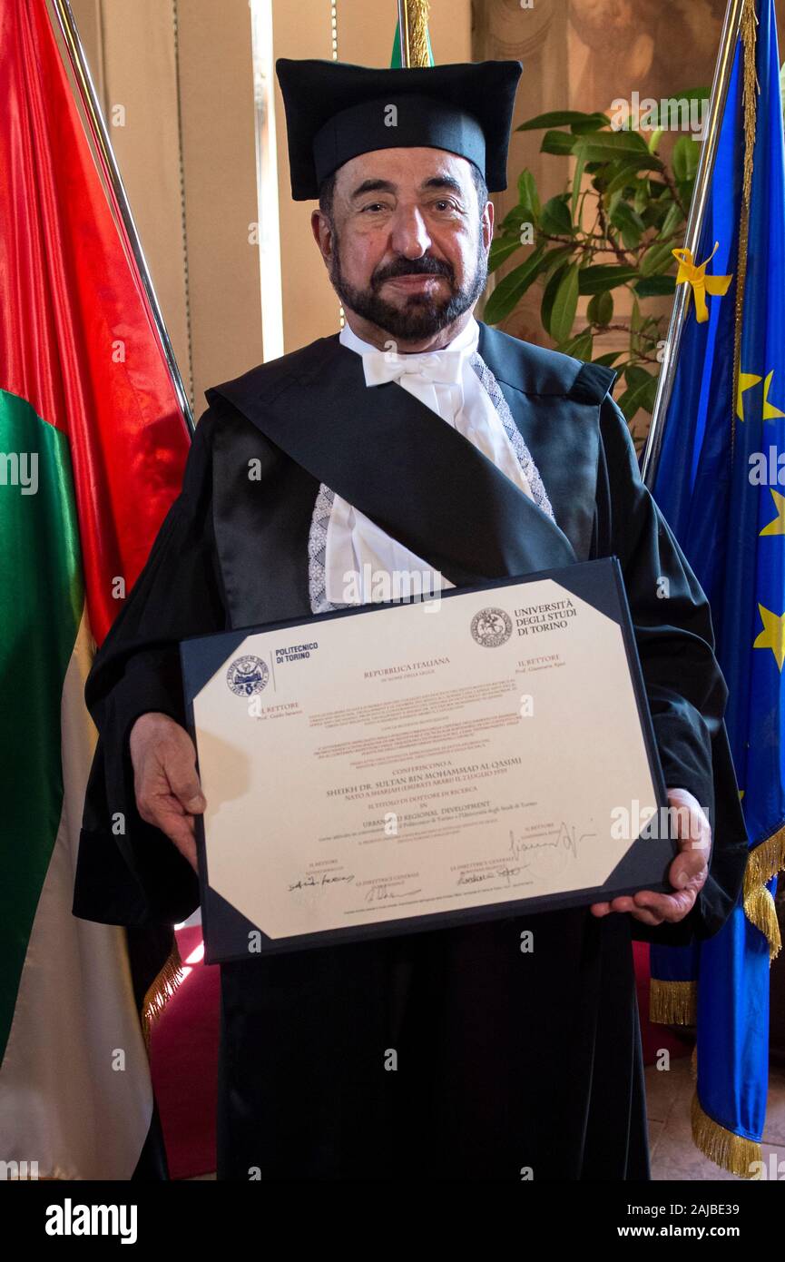 Torino, Italia - 03 Maggio 2019: Sultano bin Muhammad al-Qasimi, Sceicco di  Sharjah, detiene la pergamena di dottorato durante la cerimonia di  conferimento del Dottorato onorario in "Lo sviluppo urbano e regionale".
