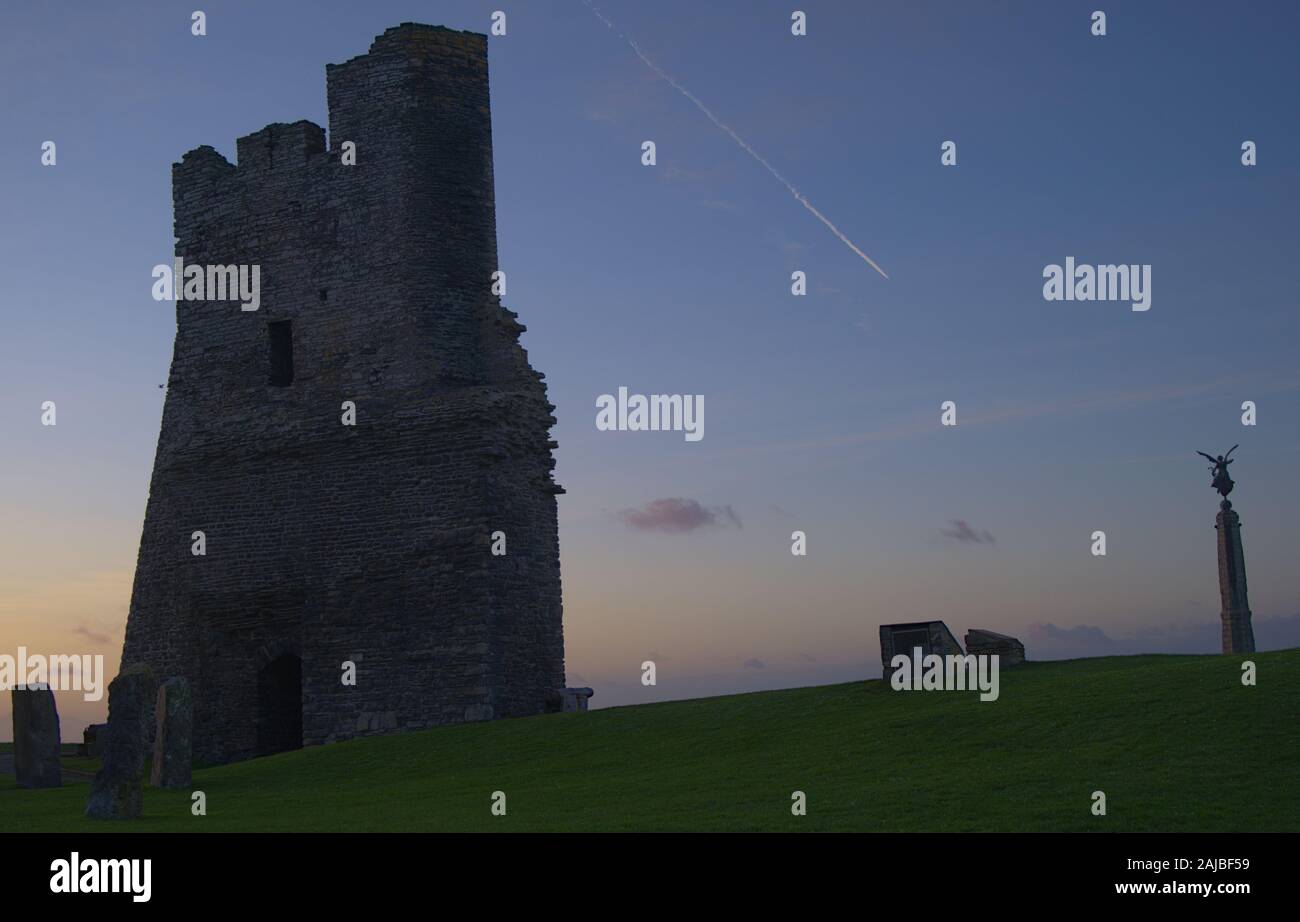 Tramonto a Aberystwyth del XII secolo castello Foto Stock