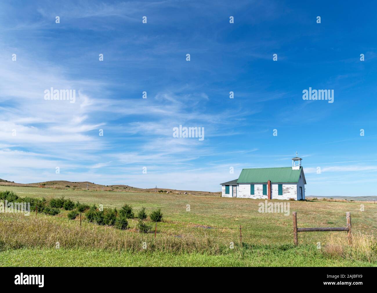 Vecchia chiesa clapboard su Scenic Byway 1806 (Native American Scenic Byway) al di fuori di Pierre, Dakota del Sud, STATI UNITI D'AMERICA Foto Stock