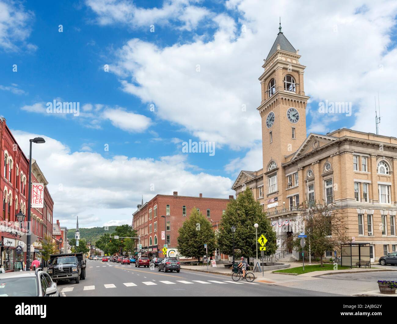 Vista giù per la strada principale del centro cittadino, con City Hall a destra, Montpelier, Vermont, USA Foto Stock