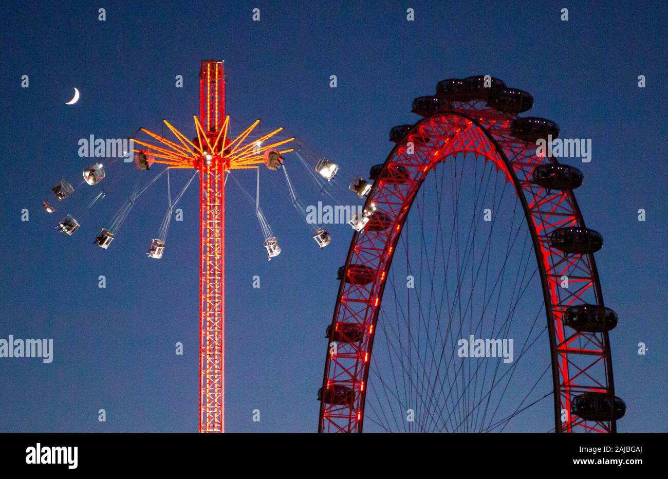 Il London Eye e Fairground Ride con la Mezzaluna Foto Stock