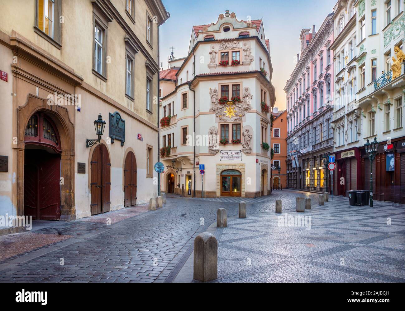 Praga, Repubblica Ceca - 16 ottobre 2018: The Charles Street del quartiere della Città Vecchia al mattino al tramonto. Foto Stock