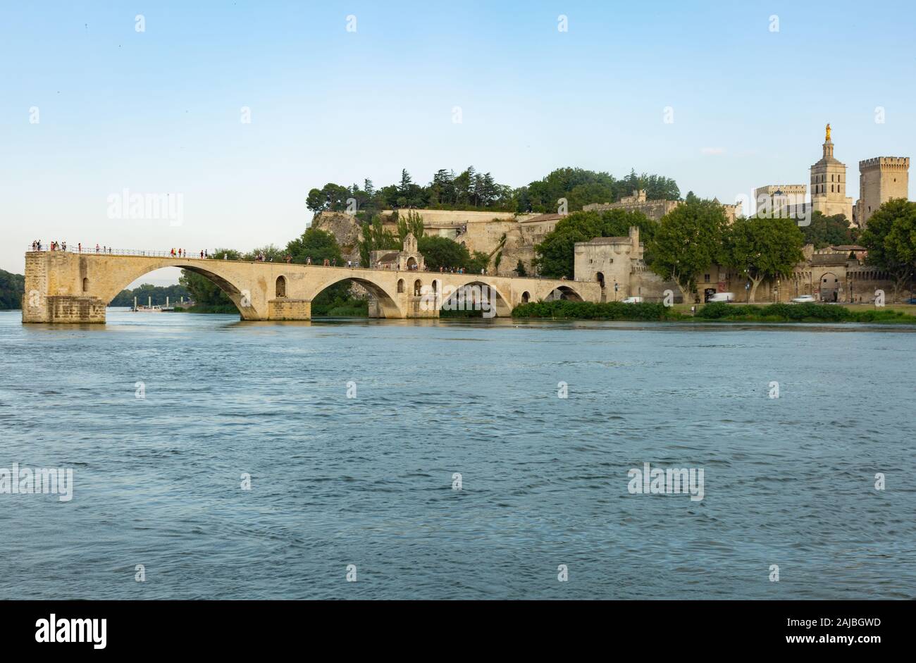 Ponte di Avignone con il fiume in primo piano shot al tramonto Foto Stock