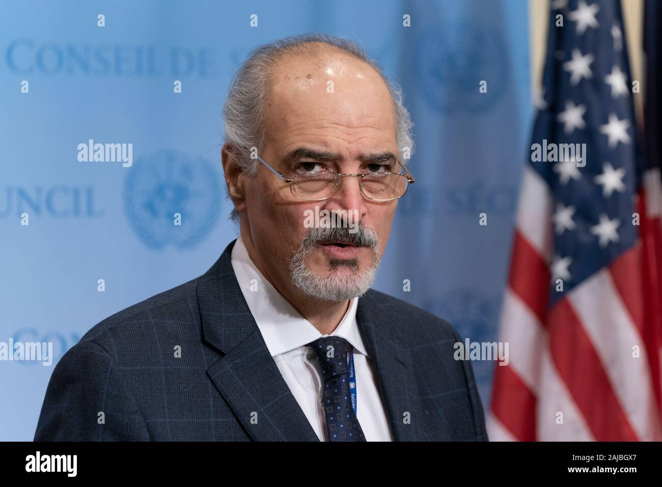 New York, NY - Gennaio 3, 2020: Ambasciatore siriano alle Nazioni Unite Bashar Ja'afari mutandine premere dopo aver chiuso a media SC riunione sulla situazione nella provincia di Idlib PRESSO LA SEDE DELLE NAZIONI UNITE Foto Stock