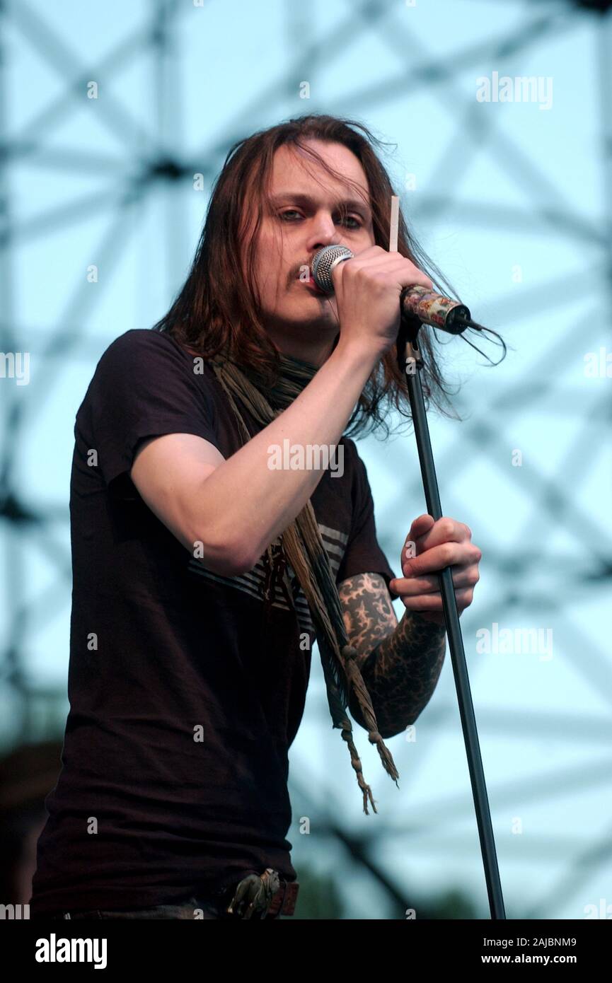 Bologna Italia, da 12-13 giugno 2004, Festival di Musica concerti live 'Flippaut Festival' all'Arena Parco Nord di Bologna : Ville Valo, cantante del gruppo finlandese di metallo gotico di lui, durante il concerto Foto Stock