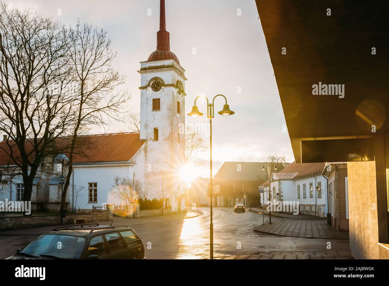 Kuressaare, Estonia. Kuressaare chiesa di San Lorenzo in luce del sole all'alba o al tramonto del tempo. Foto Stock