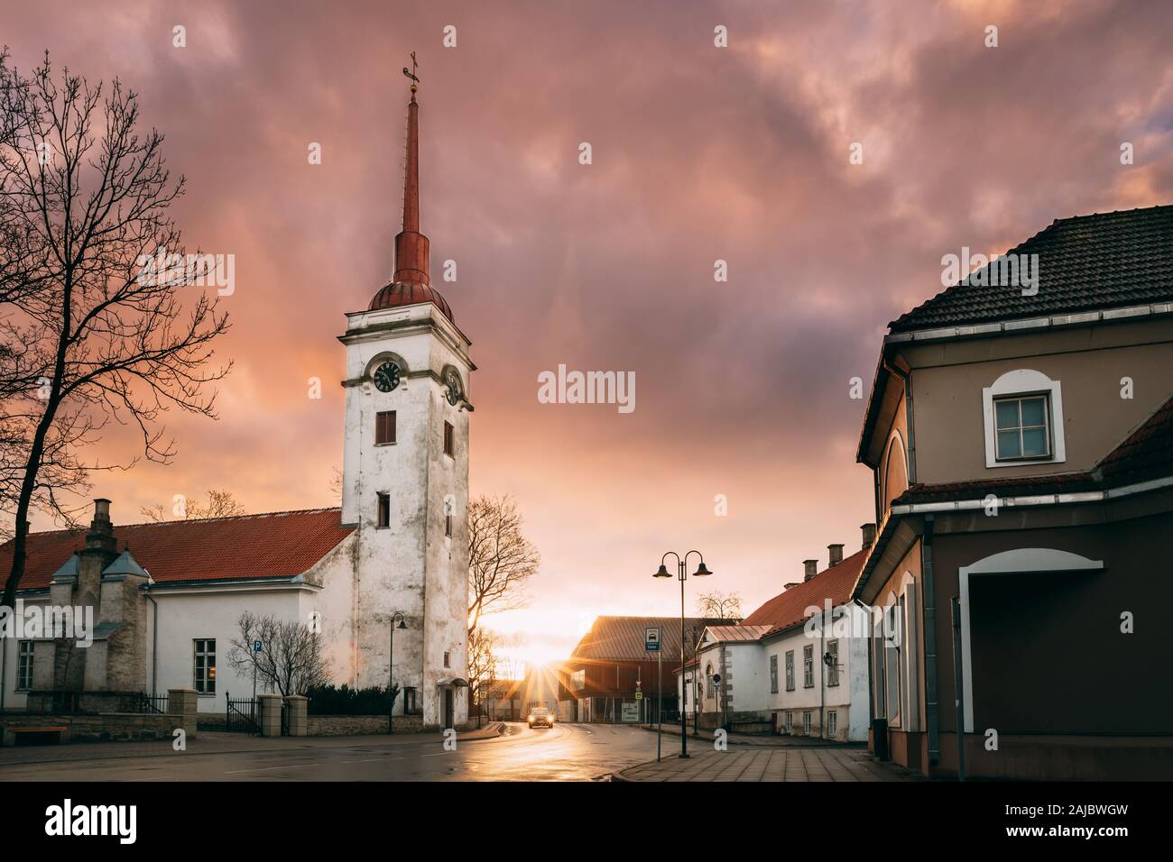 Kuressaare, Estonia. Kuressaare chiesa di San Lorenzo in luce del sole all'alba o al tramonto del tempo. Foto Stock
