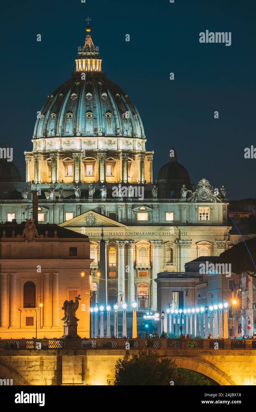 Roma, Italia. Basilica Papale di San Pietro in Vaticano e Aelian Bridge a sera tarda serata luminarie. Foto Stock