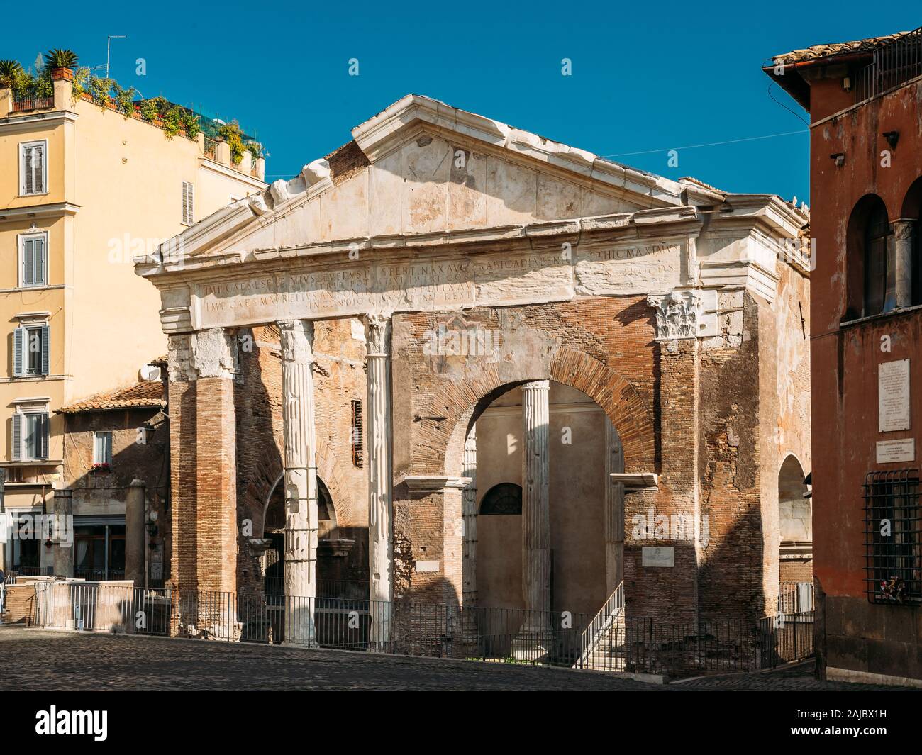 Roma, Italia. La facciata della antica struttura Portico d'Ottavia nella giornata di sole. Foto Stock