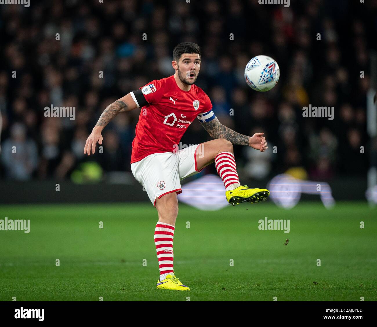 Derby, Regno Unito. 02Jan, 2020. Alex Mowatt di Barnsley durante il cielo di scommessa match del campionato tra Derby County e Barnsley al Ipro Stadium, Derby, in Inghilterra il 2 gennaio 2020. Foto di Andy Rowland. Credito: prime immagini multimediali/Alamy Live News Foto Stock