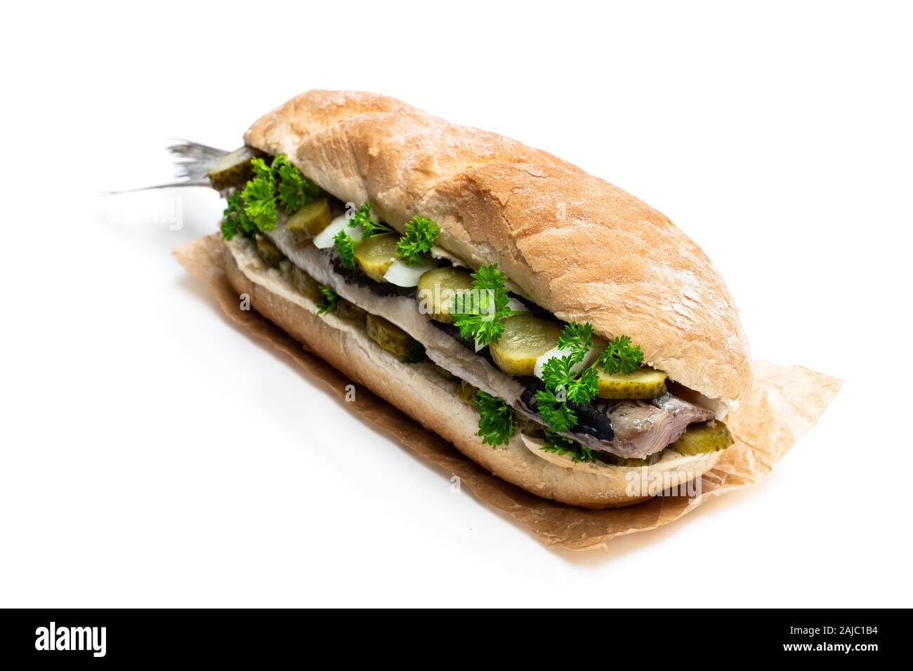 Olandese tradizionale panino con le aringhe e sottaceti isolato su bianco Foto Stock