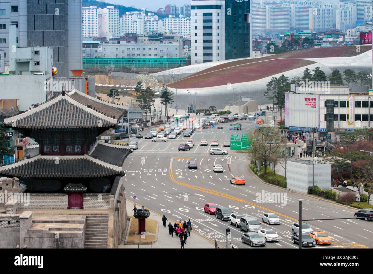 Dongdaemun, Seoul, Corea del Sud 1 Aprile 2018: la porta di Dongdaemun e Dongdaemun Storia e cultura Park con il Design Plaza di Zaha Hadid a Seoul, Foto Stock