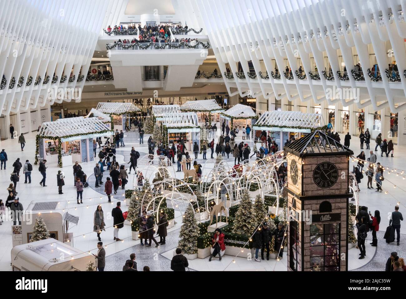 L'Oculus at Westfield World Trade Center è decorato per la stagione delle festività e attira moltissime persone, New York City, USA Foto Stock