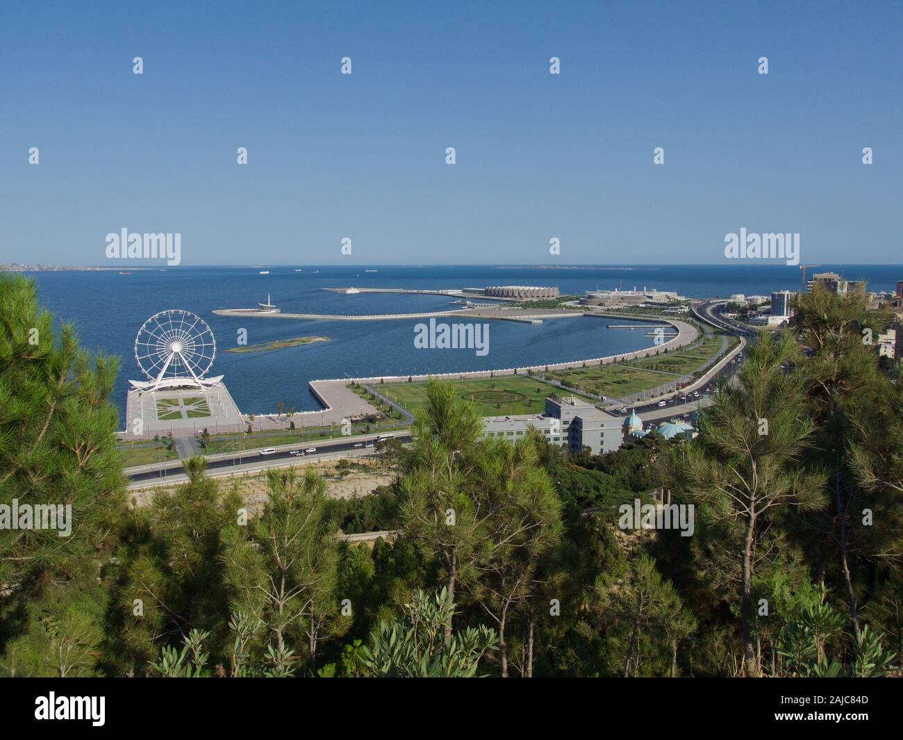 Baku, architettura moderna in Azerbaigian, vista al di sopra del mare Foto Stock