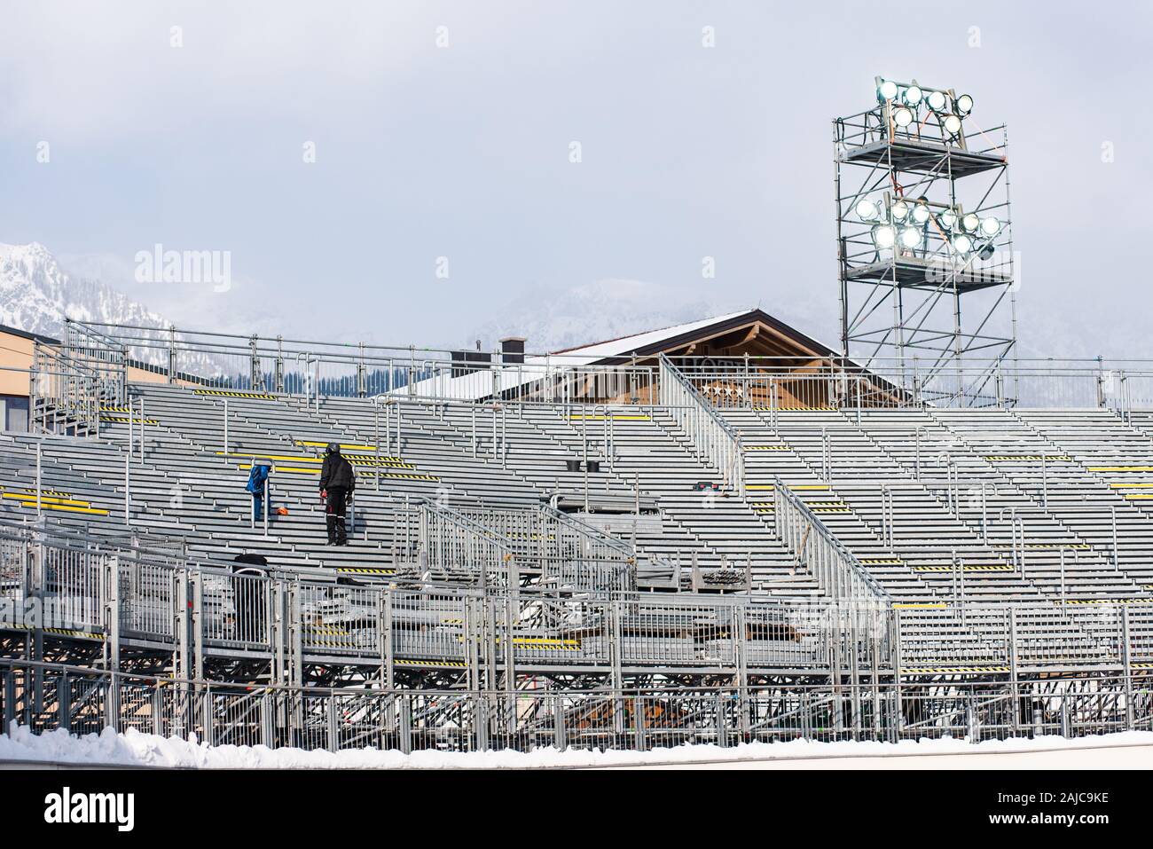 Costruzione in acciaio - supporti temporanei è costruito per soddisfare le esigenze di inverno, sci competizioni sportive. Palo Alto con faretti. Sullo sfondo del cielo nebbioso. Foto Stock
