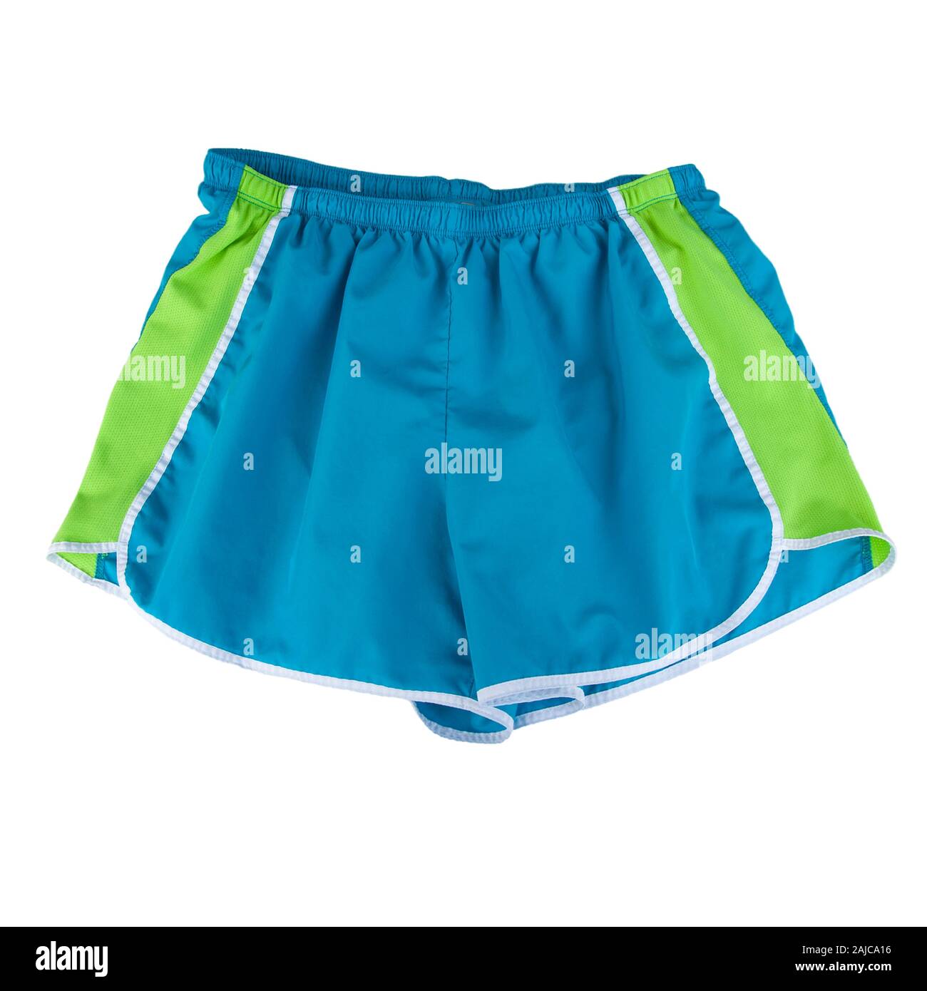 Il blu e il verde sport shorts isolato su uno sfondo bianco. Estate casual abbigliamento moda ha una striscia verde verso il basso i lati con un elastico. Foto Stock