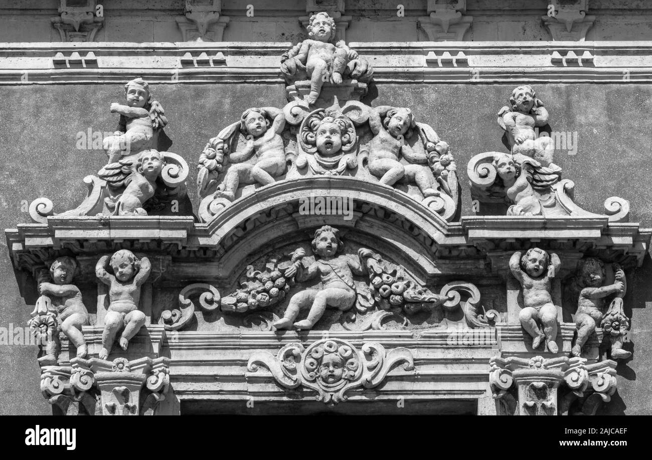 CATANIA, Italia - Aprile 8, 2018: il dettaglio della parte superiore della finestra dal Palazzo Biscari. Foto Stock