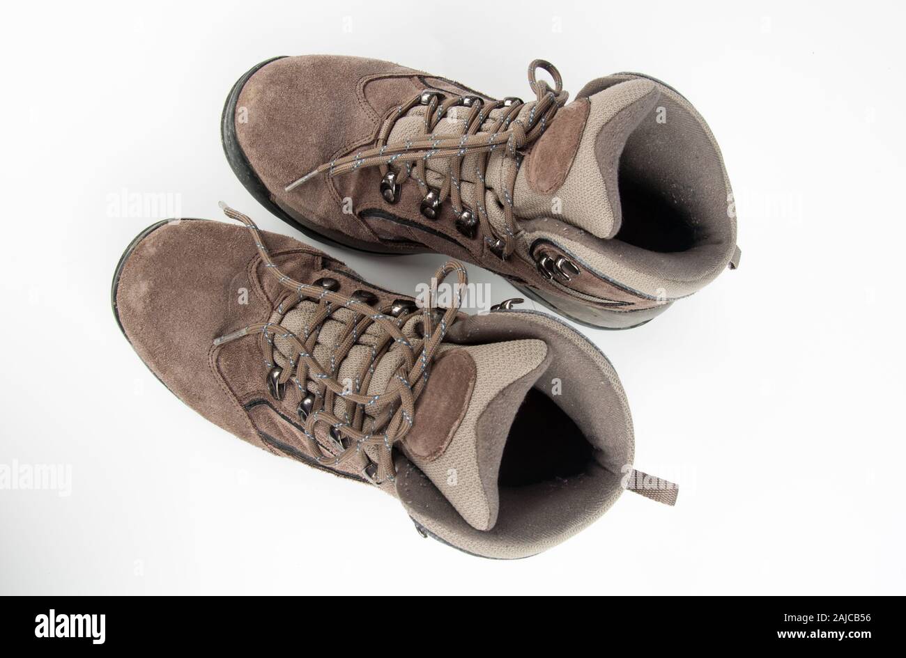Coppia di escursionismo libri isolati su uno sfondo luminoso. Lacci delle scarpe sono legati e sono una pelle scamosciata escursionismo attrezzature per sport all'aperto. Foto Stock