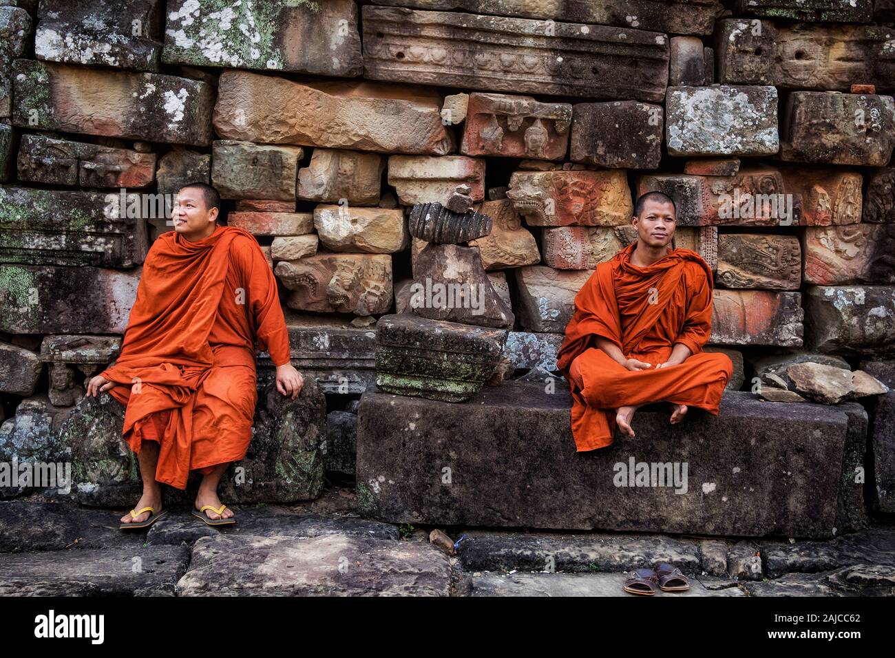 I monaci buddisti visitare l'antico Tempio di Bayon ad Angkor, Siem Reap, Cambogia. Foto Stock