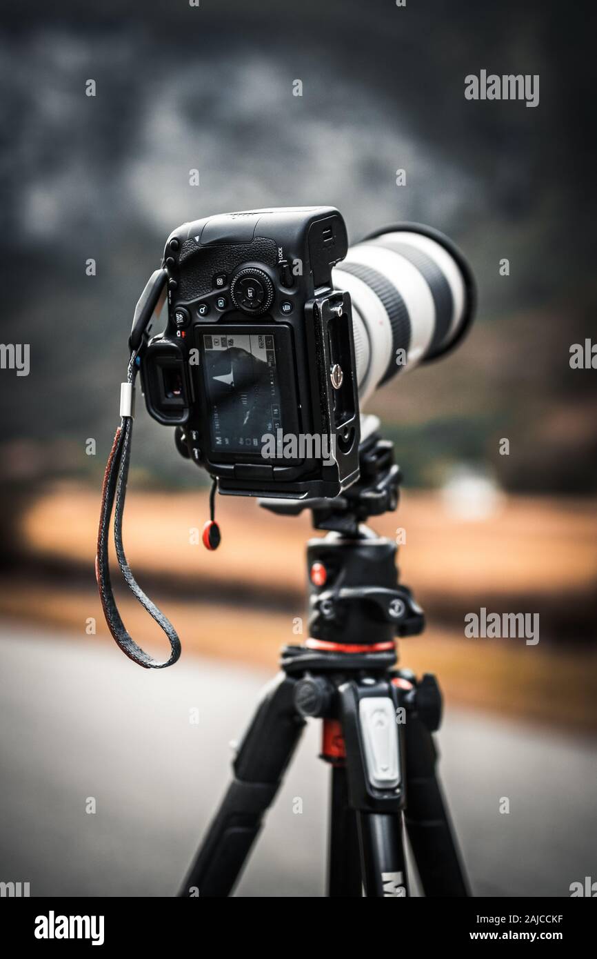 Una telecamera su un treppiede Foto Stock