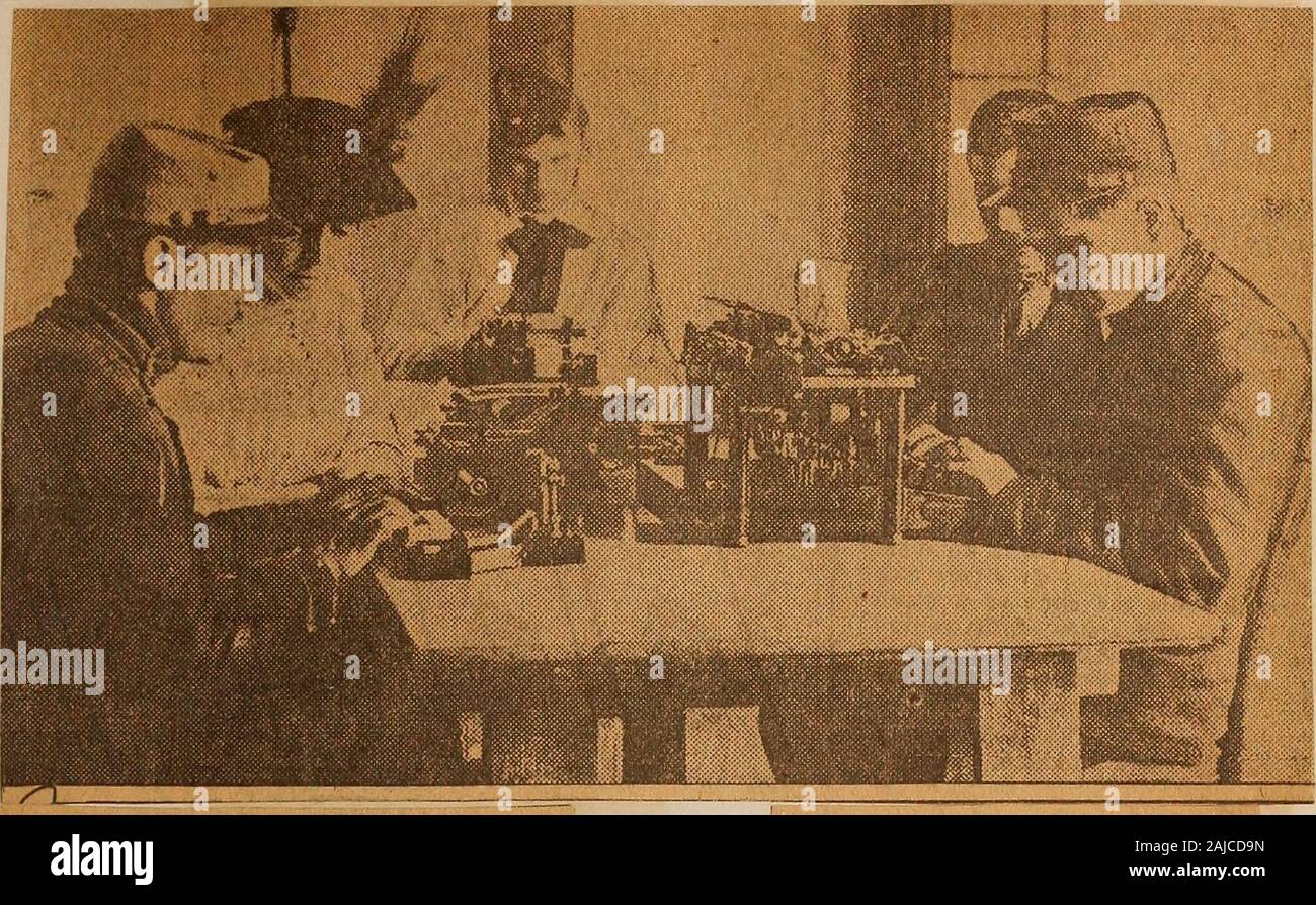 Motore Perkins a scuola per ciechi legato Clippings: la prima guerra mondiale non vedenti, 1917 . ertainly in otherdays sono state un po' sconcertante.Tenendo il Capitano fuori per una passeggiata a piedi altri giorni. Improvvisamente ho capito moreclearly che avevo prima che il mid-dle del suo volto era abbastanza distrutti, in modoche alitò attraverso due glasstubes dove il suo naso dovrebbe essere, eche il curioso a lungo sulla forfettaria hisforehead era un pezzo di uno dei suoi ribslately innestati per servire nella IRE-costruzione delle sue caratteristiche in seguito. Una lettera di ringraziamento ha appena comefrom lui, scritto senza un mistakeon la macchina da scrivere che ha solo essere Foto Stock