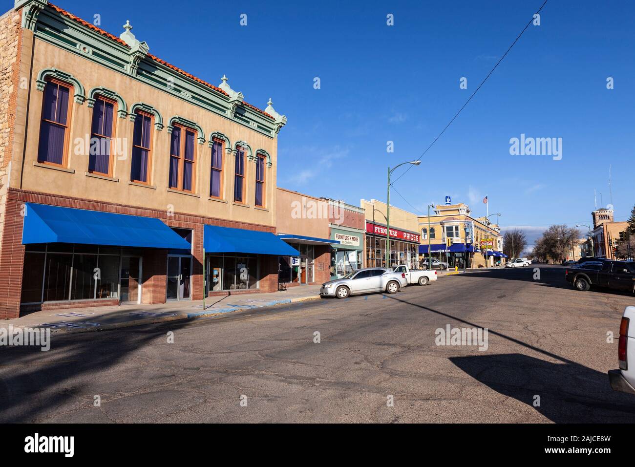 Las Vegas, Nuovo Messico, Stati Uniti d'America - 9 Novembre 2011: vecchie vetrine lungo la 6th street nello storico quartiere centrale degli affari di Las Vegas, Nuovo Messico. Foto Stock