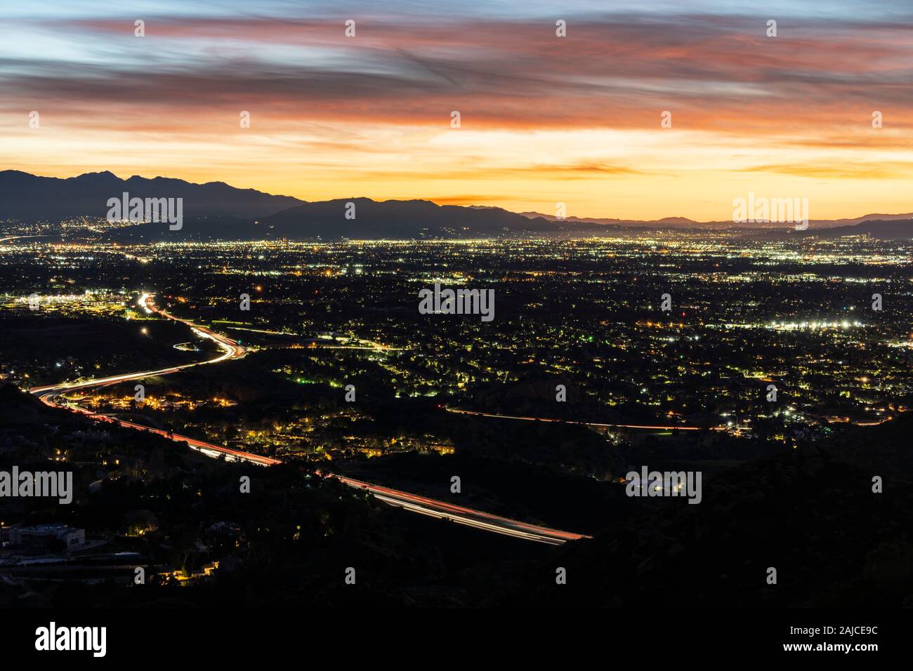Los Angeles California alba vista al di sopra Chatsworth e il 118 freeway in San Fernando Valley Ovest. Foto Stock