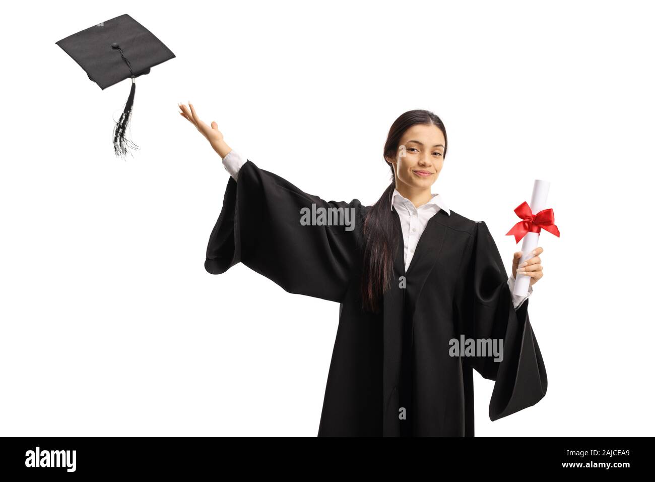 Studentessa in una cerimonia di laurea che lancia un cappello e che tiene  un diploma isolato su sfondo bianco Foto stock - Alamy
