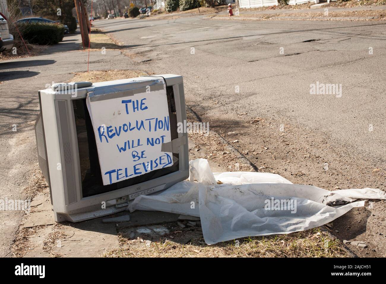 Televisore sul cordolo con slogan "la rivoluzione non verrà trasmessa in televisione". Foto Stock