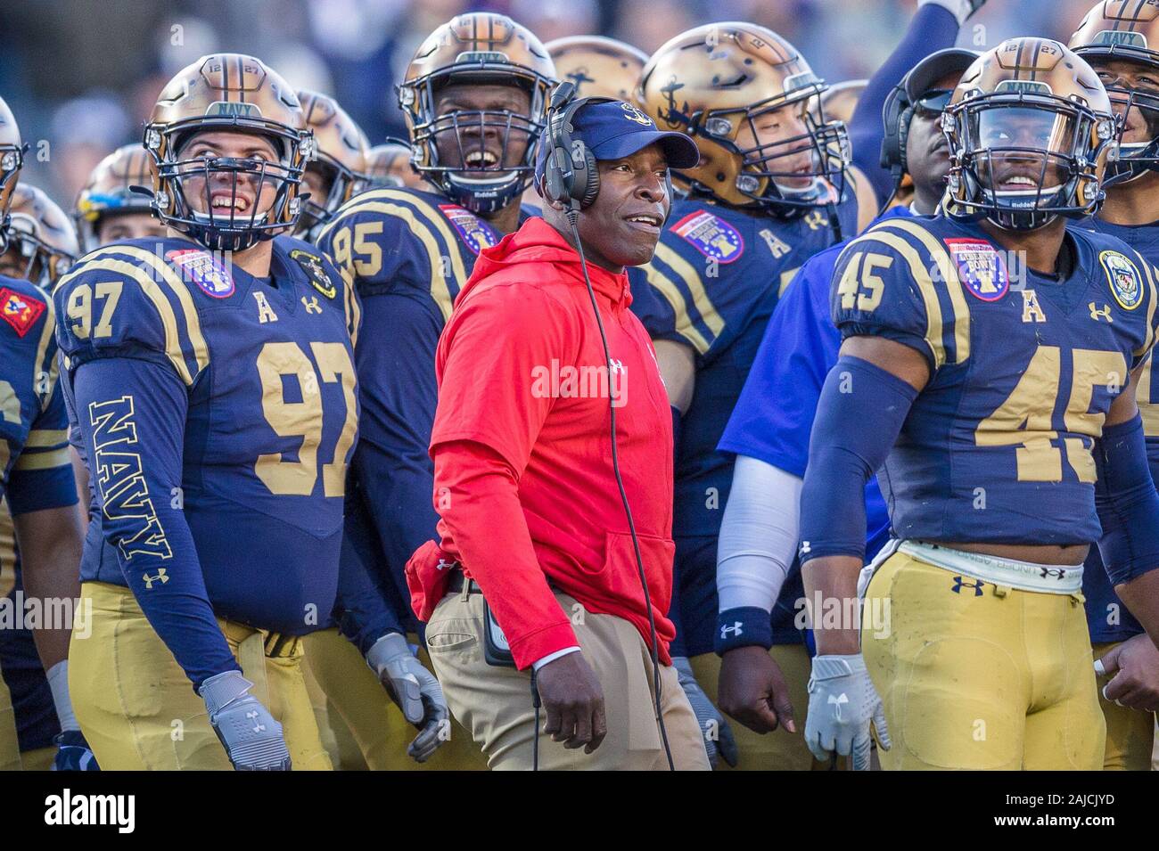 Memphis, Tennessee, Stati Uniti d'America. 31 Dic, 2019. Navy aspiranti guardiamarina assistant coach Robert Green sorge con la difesa durante un tempo di timeout in 61st annuale di AutoZone Liberty Bowl classico di calcio tra la Marina aspiranti guardiamarina e il Kansas State Wildcats al Liberty Bowl Memorial Stadium di Memphis, Tennessee. Navy sconfitto Kansas State 20-17. Prentice C. James/CSM/Alamy Live News Foto Stock