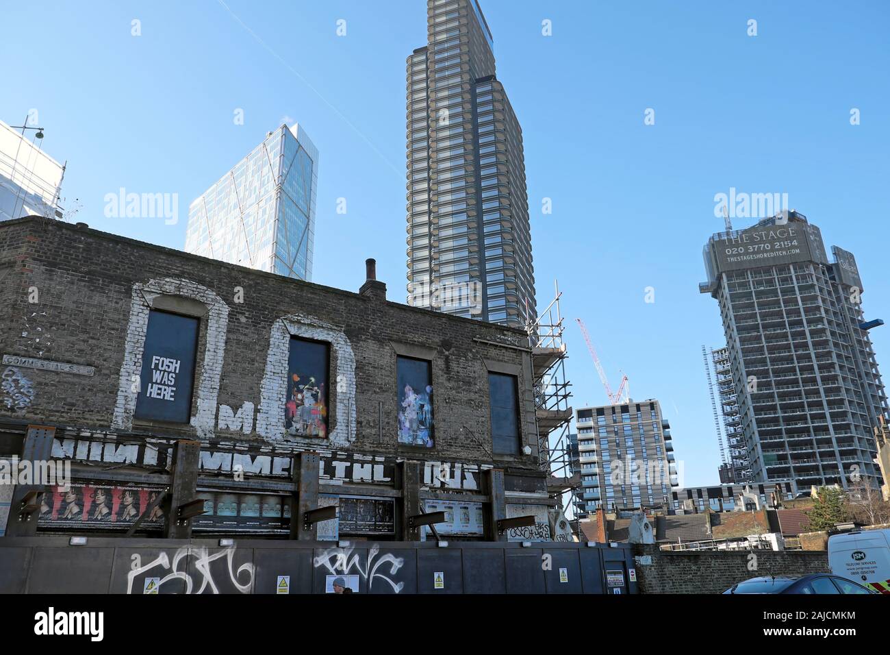 Vista del vecchio e del nuovo edificio principale Place & The Stage Alta torre residenziale in costruzione da Commercial Street London E1 KATHY DEWITT Foto Stock