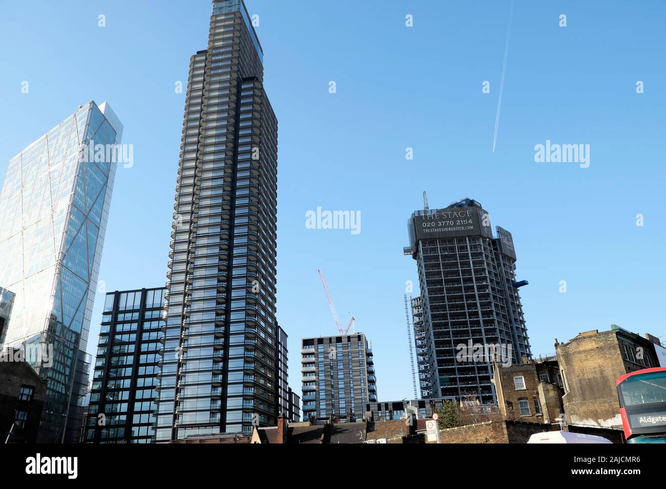 Vista di nuovi edifici Principal Place e la fase di alto edificio residenziale di sviluppo da Commercial Street a East London E1 KATHY DEWITT Foto Stock