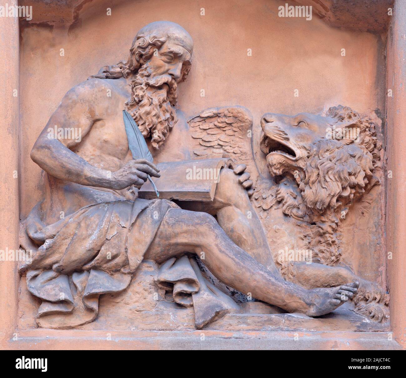 MODENA, Italia - 14 Aprile 2018: il rilievo di terracotta di San Marco Evangelista nella facciata del palazzo. Foto Stock