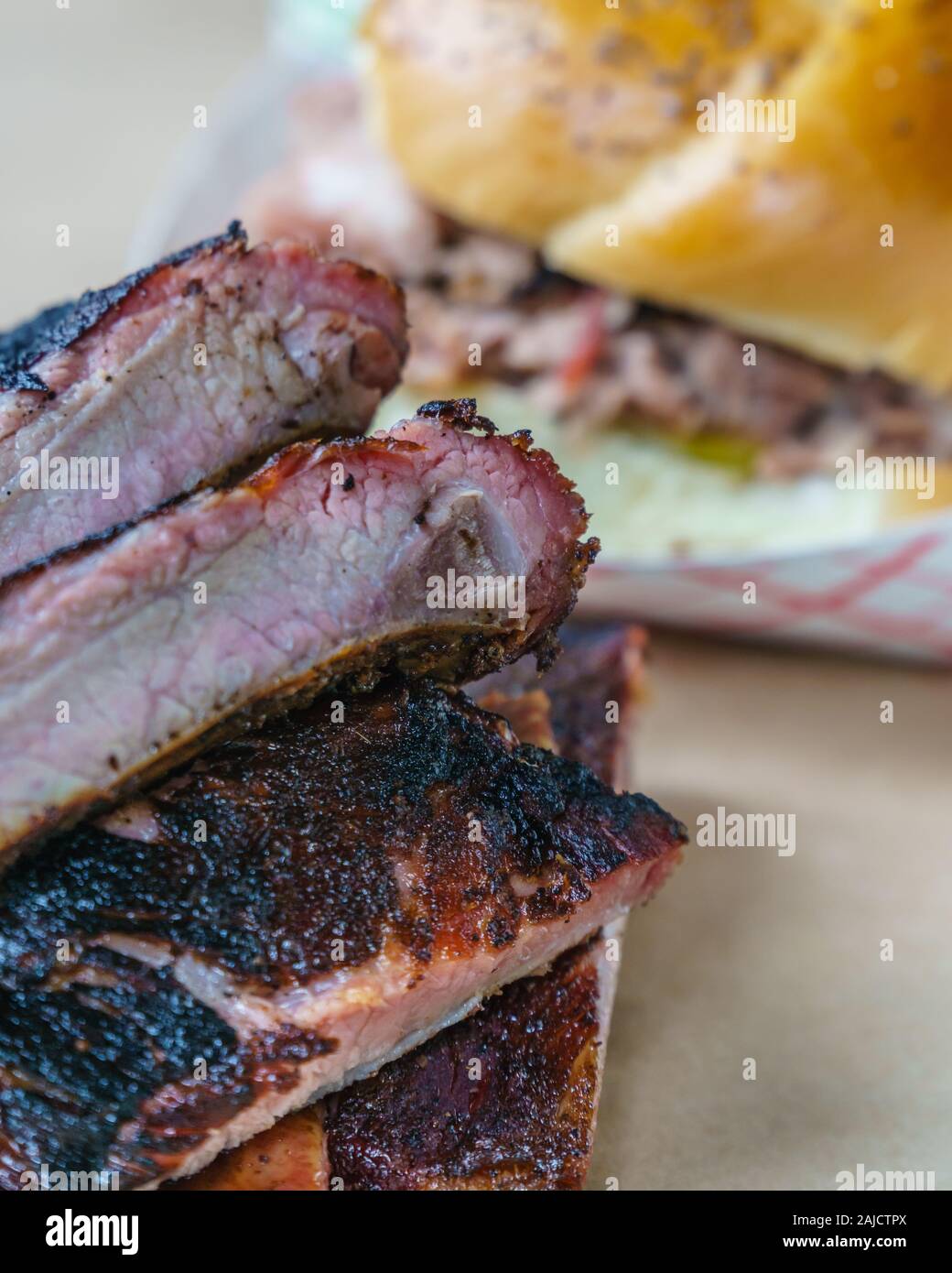 Vista ravvicinata del sud degli Stati Uniti barbecue pasto inclusi nervature, tirato sandwich di maiale barbecue e fagioli. Foto Stock