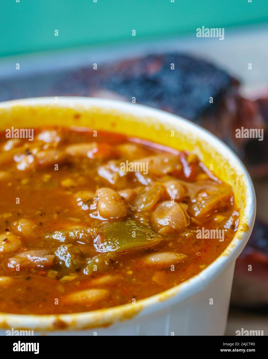 Vista ravvicinata del sud degli Stati Uniti barbecue pasto inclusi nervature, barbecue e fagioli. Foto Stock