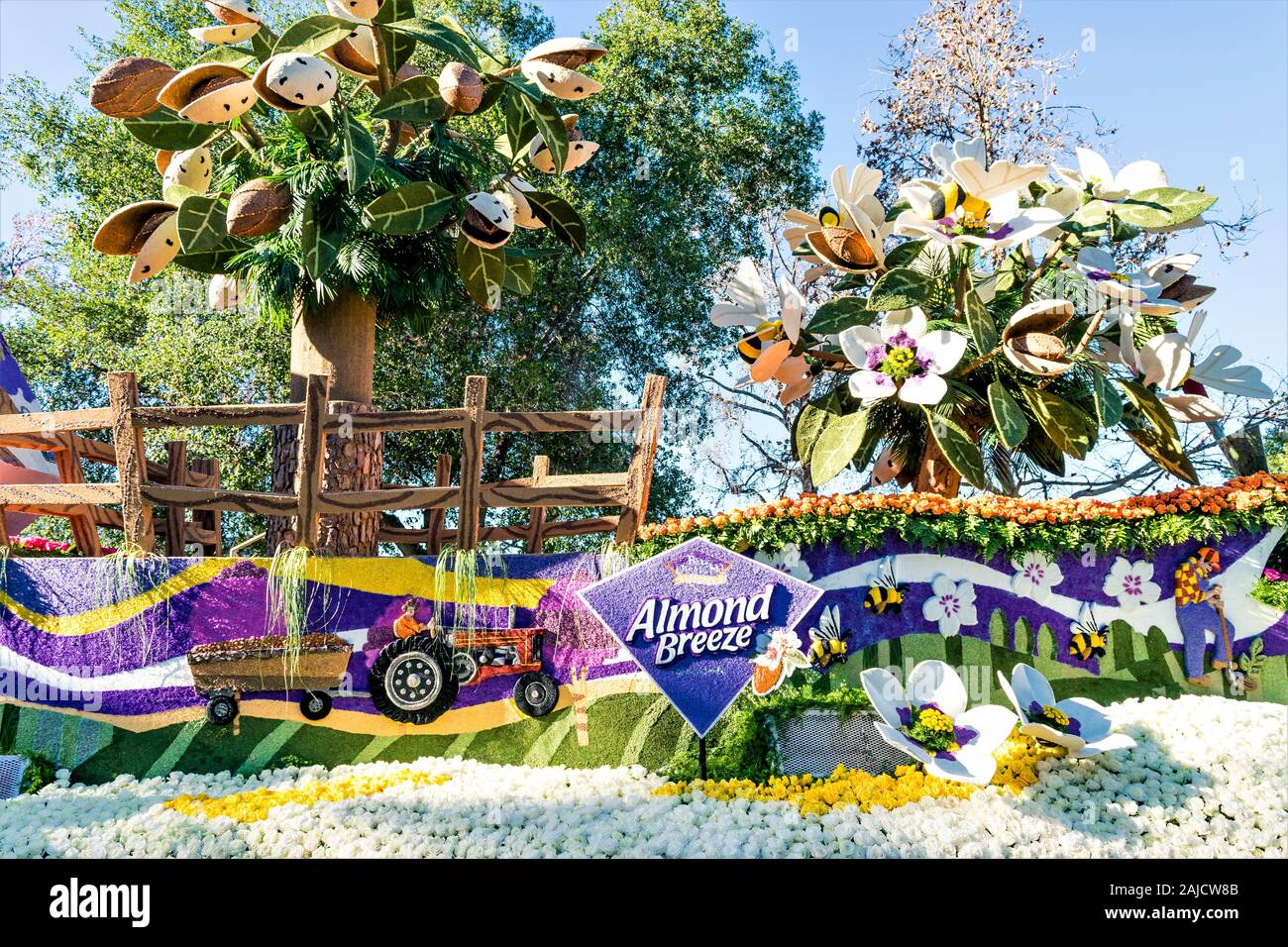 Il galleggiante Rose Parade di Blue Diamond presenta Almond Breeze® Almondmilk come prodotto Blue Diamond per il rivestimento del padiglione Foto Stock
