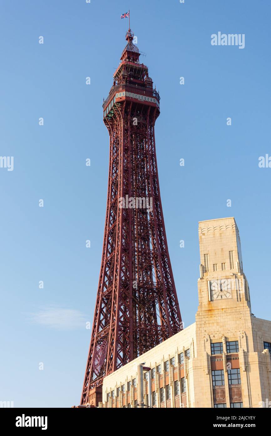 La Blackpool Tower, Promenade, Blackpool, Lancashire, Inghilterra, Regno Unito Foto Stock