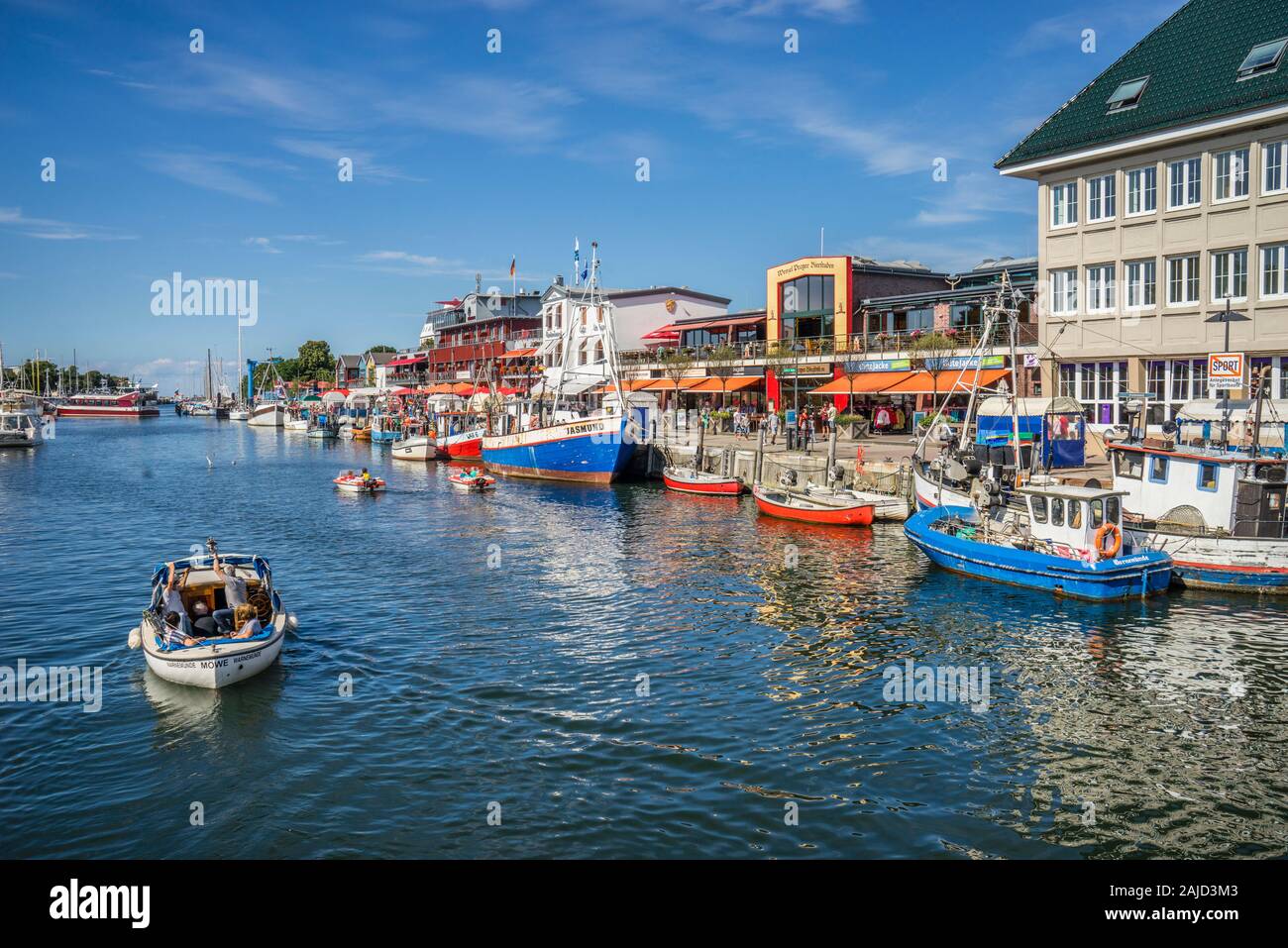 Alter Strom canal, prominente impresa turistica con negozi, crociera del porto di imbarcazioni e navi da pesca al Mar Baltico Porto di Warnemünde, Mecklenburg-Vo Foto Stock