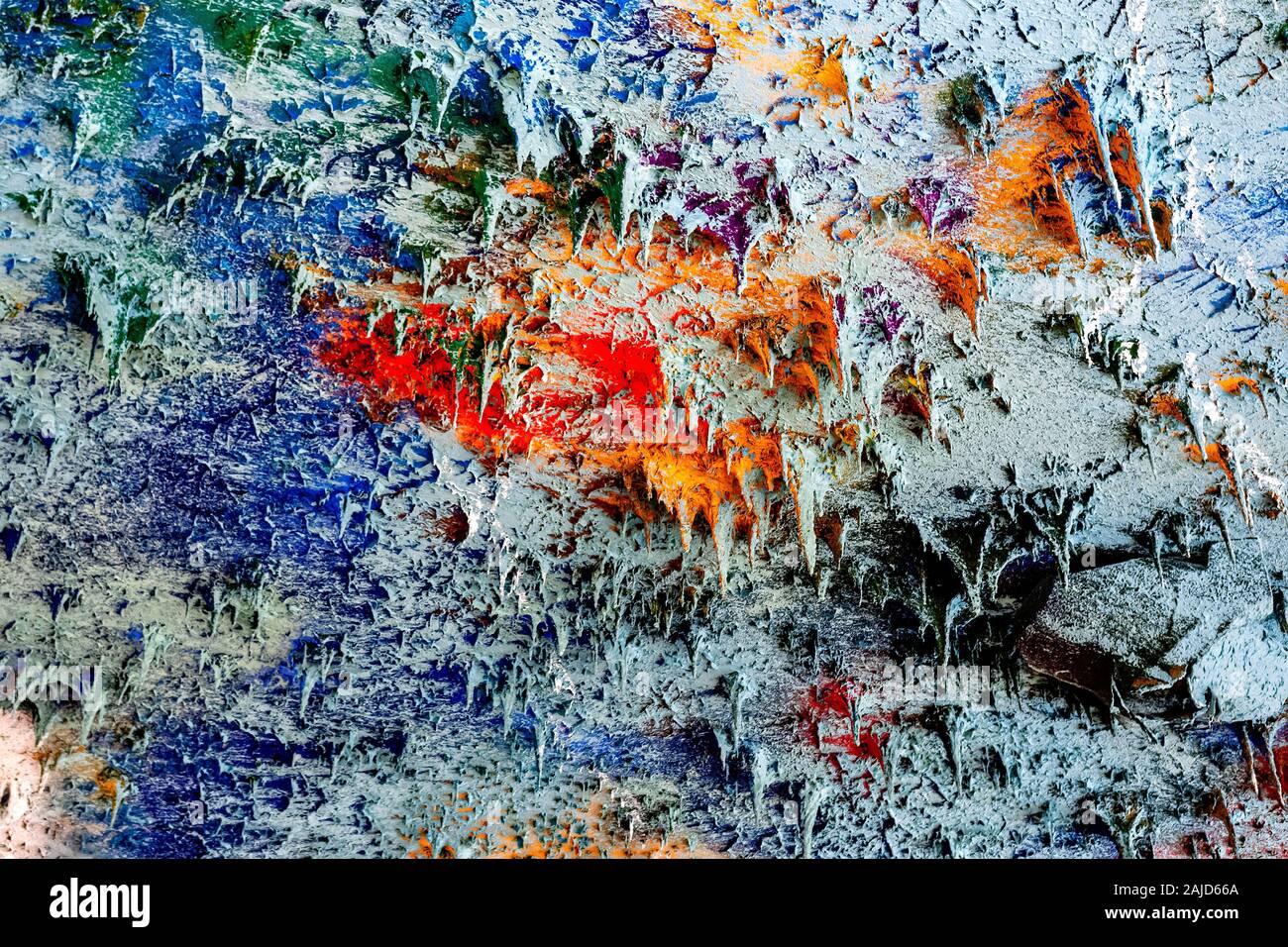 Colorato decorativo soffitto gesso, reminiscenza di una molteplicità di piccole esili stalattiti - immagine Foto Stock