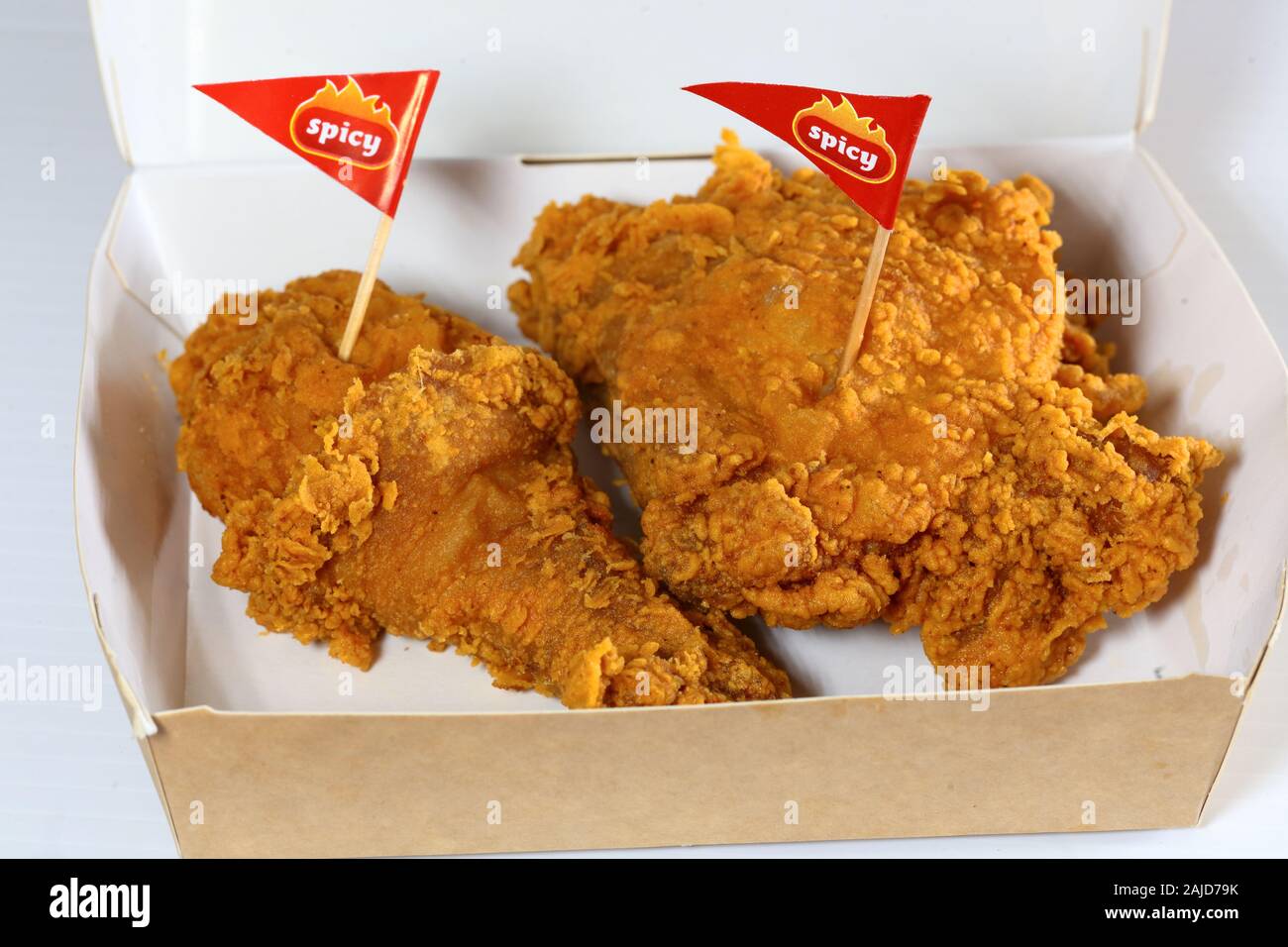 Un Jollibee 'Chickenjoy!' 2 pezzo piccante pollo fritto in una carta di prelevare il contenitore Foto Stock