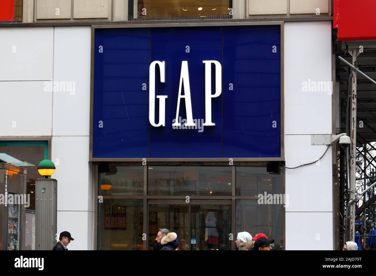 Un logo Gap incombe in un negozio in Herald Square a Manhattan, New York, NY Foto Stock