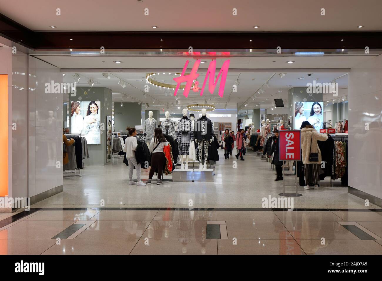 A H&M (Hennes & Mauritz) store all'interno di un centro commerciale di New York, NY Foto Stock