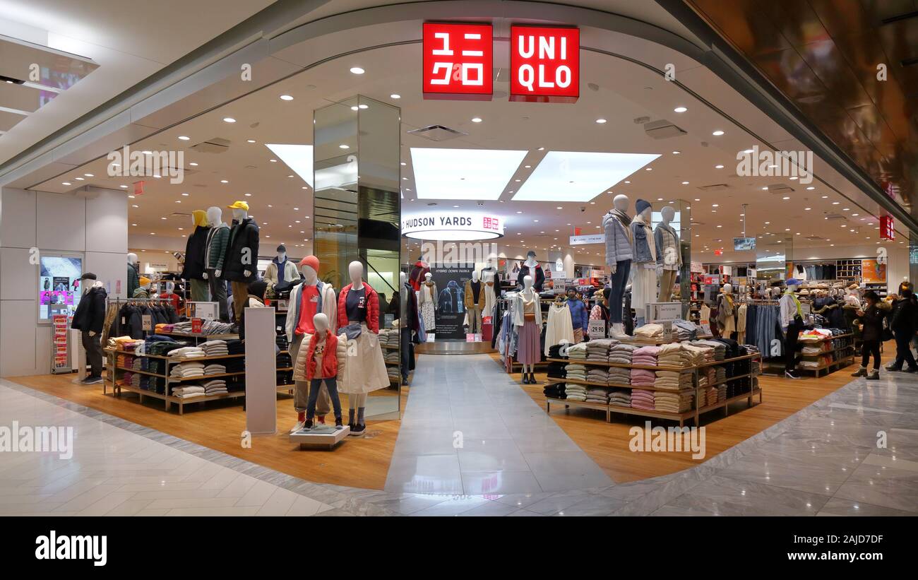 Un Uniqlo store all'interno dei cantieri di Hudson mall a Manhattan, New York, NY Foto Stock